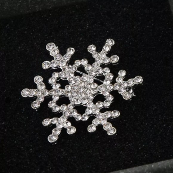 Brooch, Snowflake Rhinestone Sparkle Gemstone Christmas Pins - Picture 3 of 4
